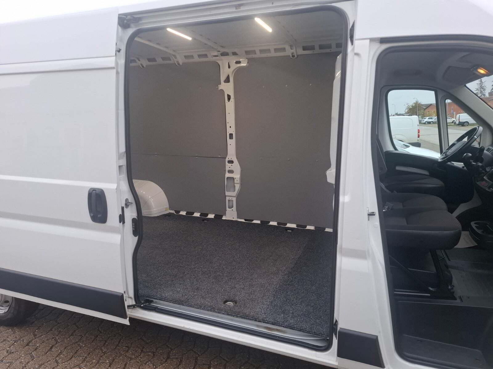 Hvid Peugeot Boxer 333 fra 2021
