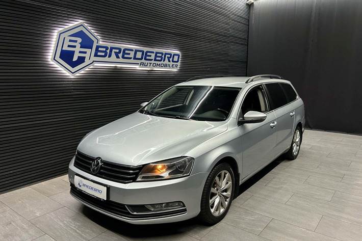 Sølv VW Passat fra 2013 set udefra