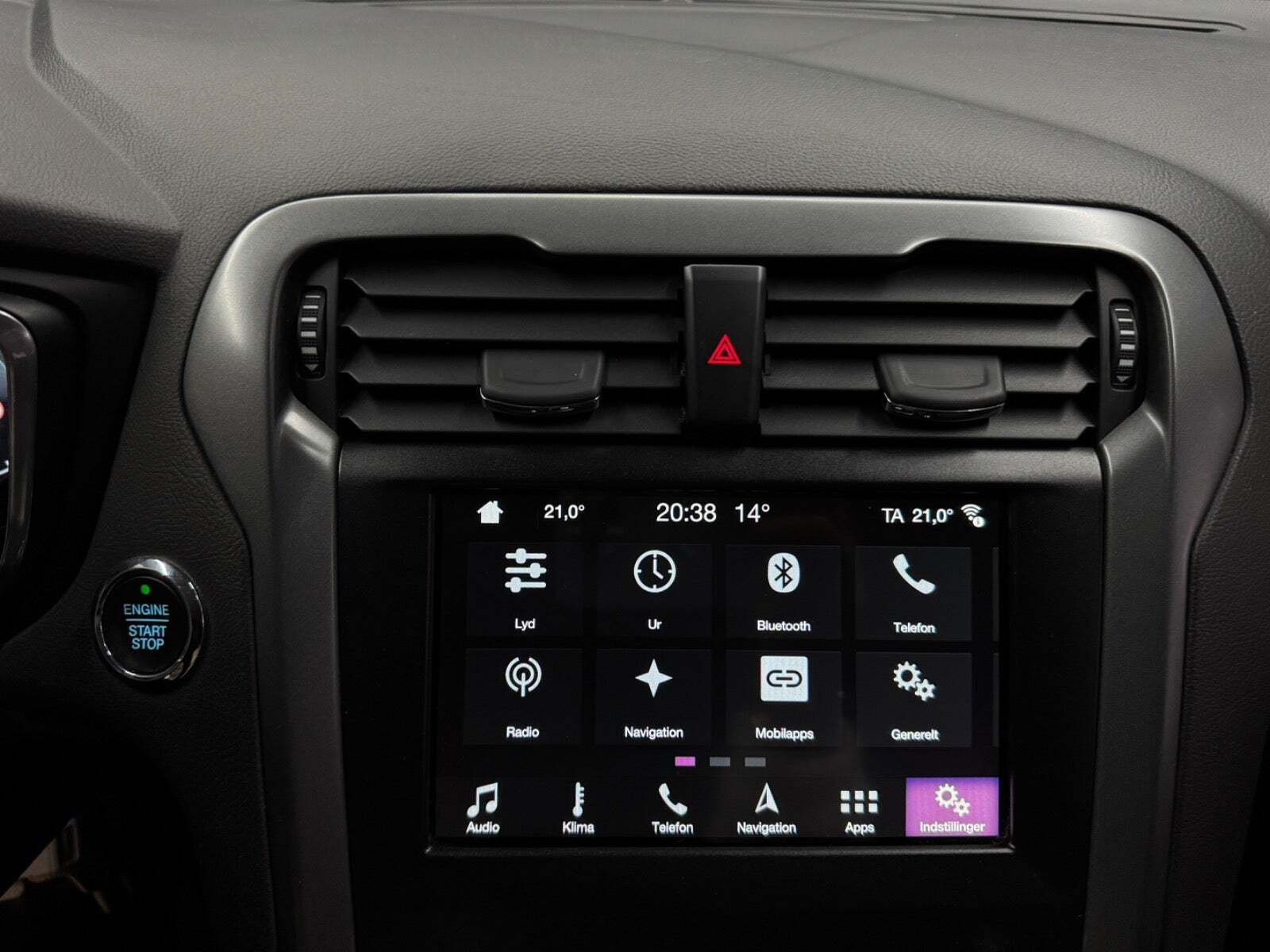 Grå Ford Mondeo fra 2018