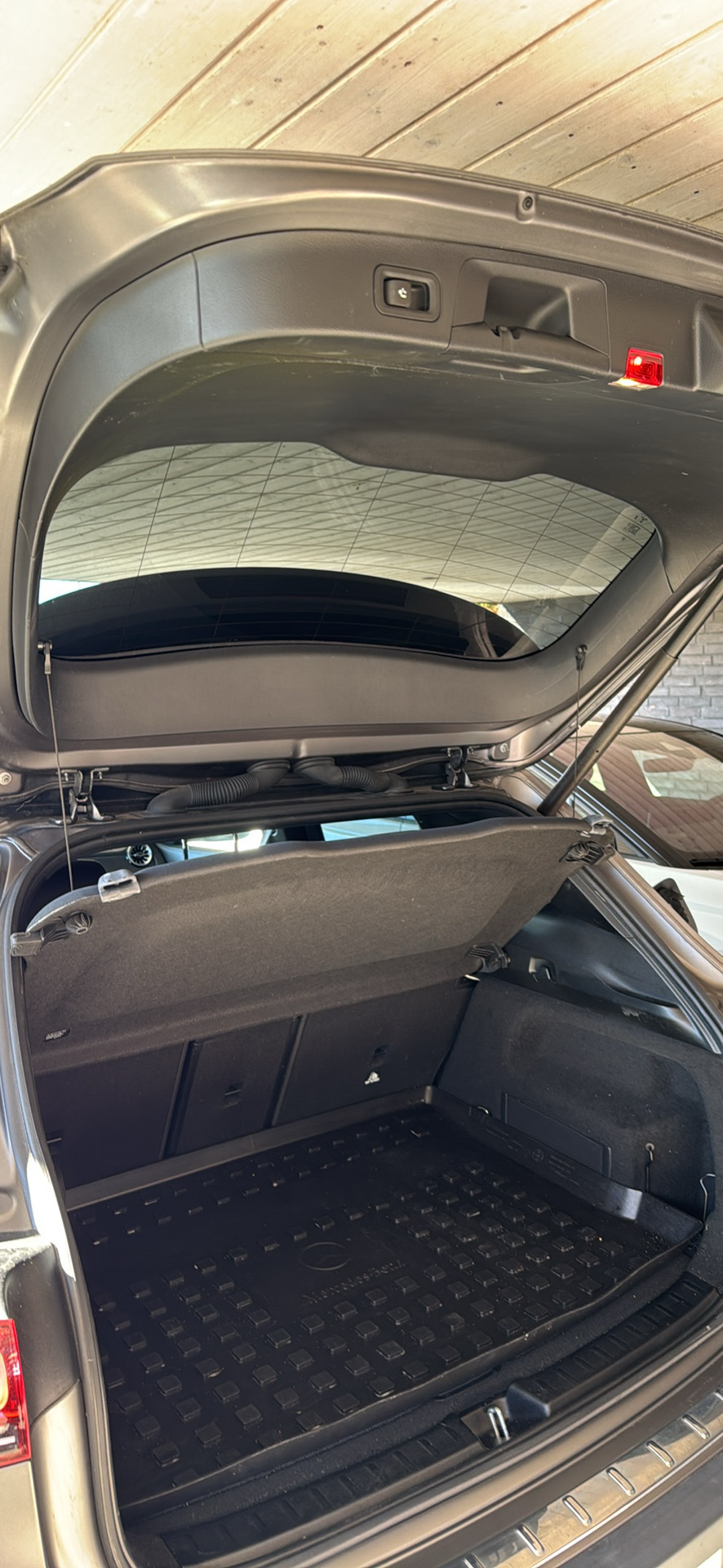 Grå Mercedes EQA fra 2021