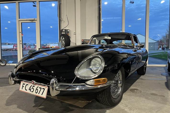 Sort Jaguar E-Type fra 1963 set udefra