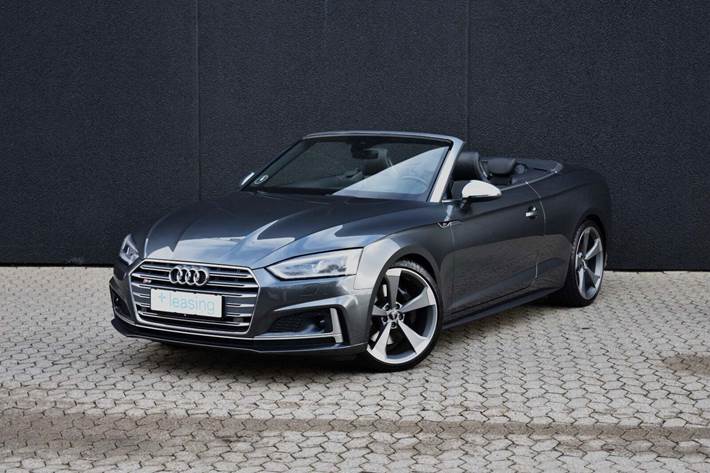 Grå Audi S5 fra 2018 set udefra