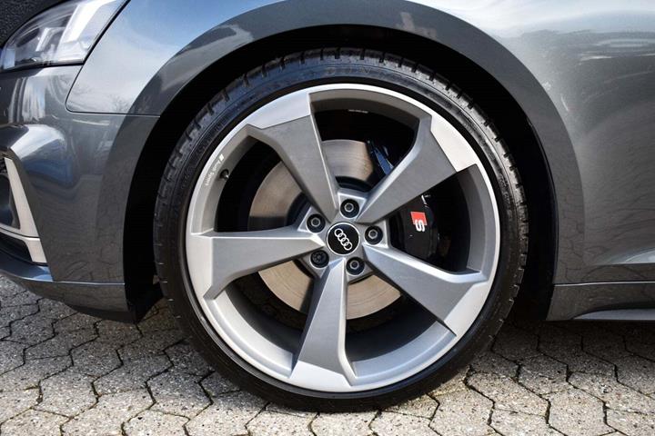 Grå Audi S5 fra 2018
