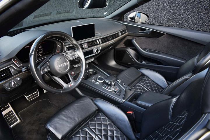 Grå Audi S5 fra 2018