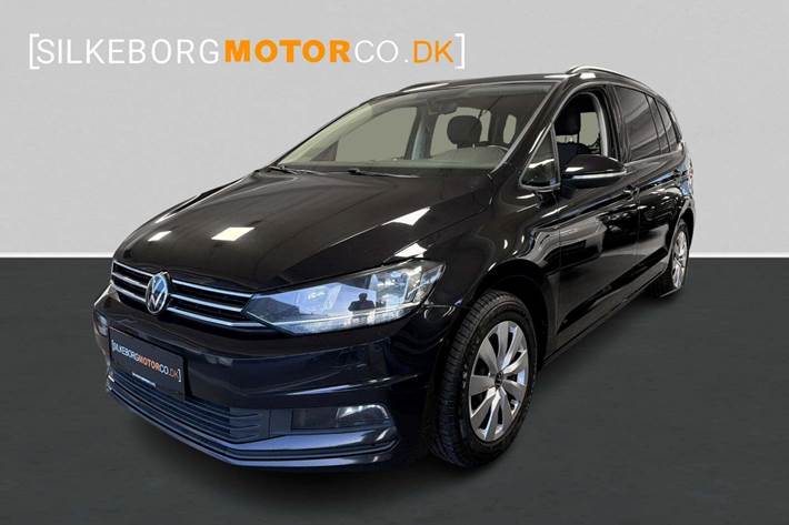 Sort VW Touran fra 2022 set udefra