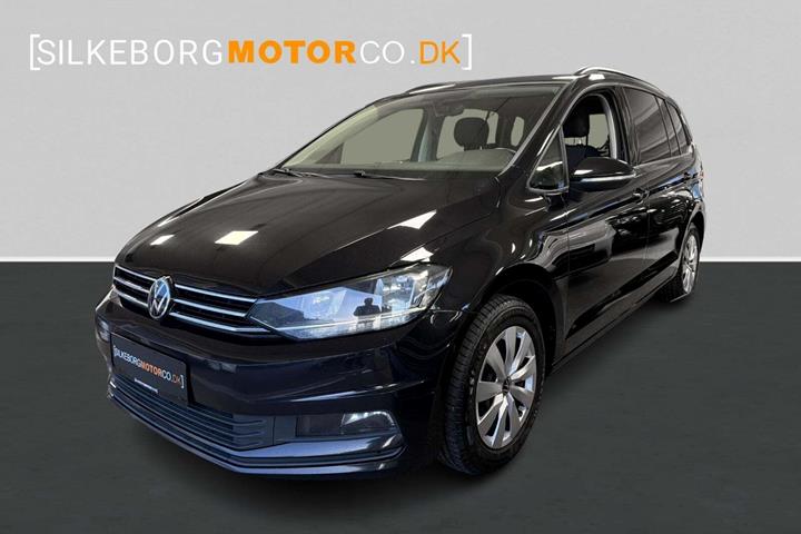 Sort VW Touran fra 2022 set udefra
