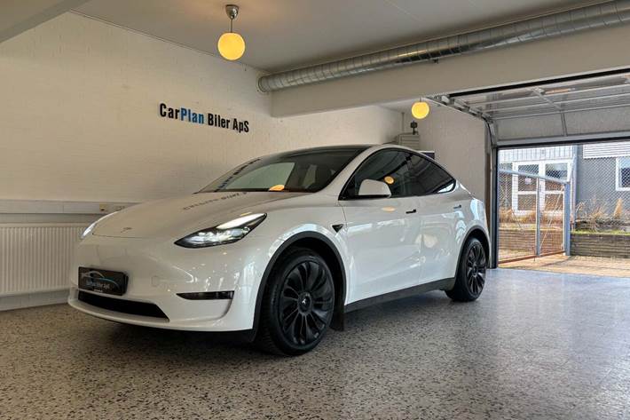 undefined Tesla Model Y fra 2022 set udefra