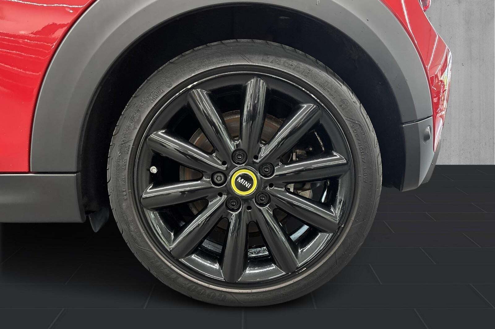 Rød Mini Cooper SE fra 2020