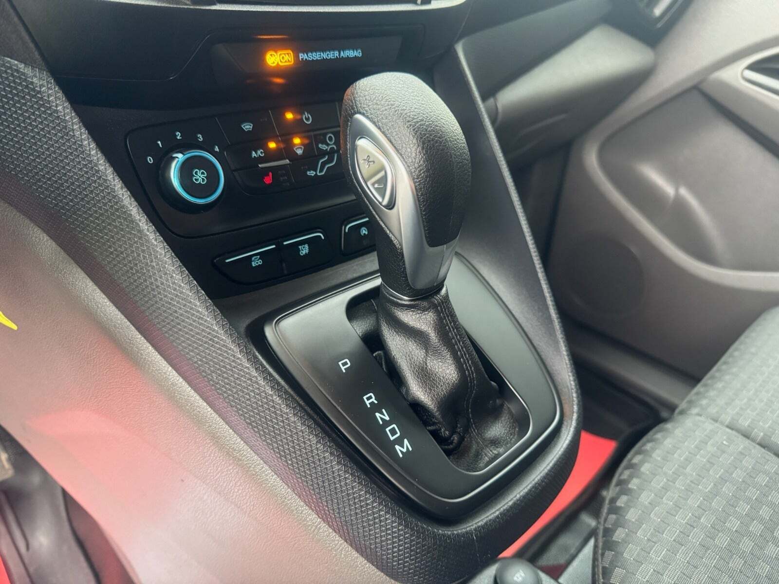 Hvid Ford Transit Connect fra 2020 set indefra