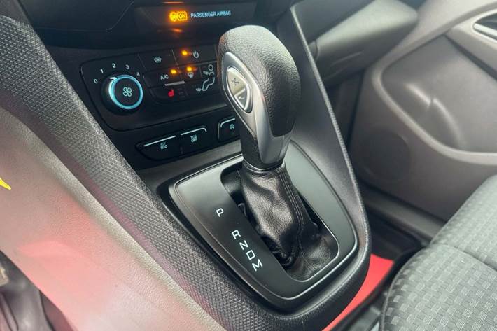 Hvid Ford Transit Connect fra 2020 set indefra
