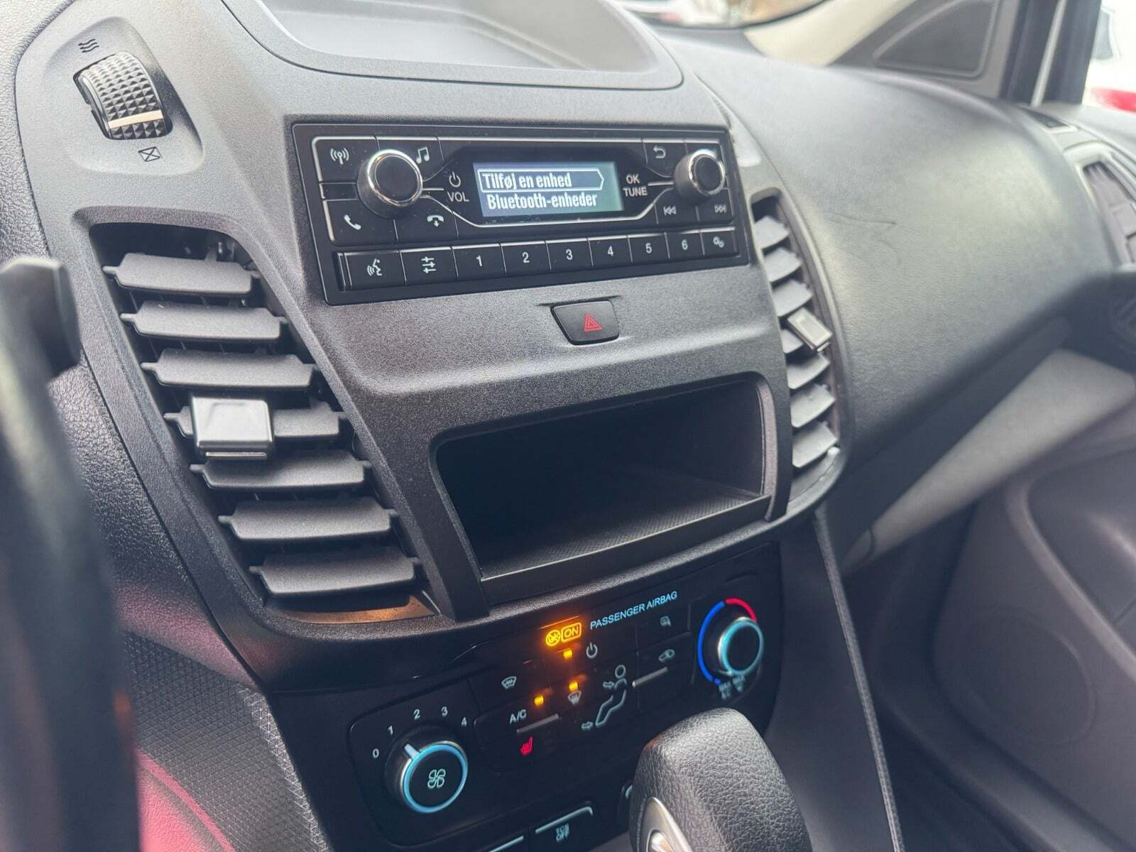 Hvid Ford Transit Connect fra 2020 set indefra