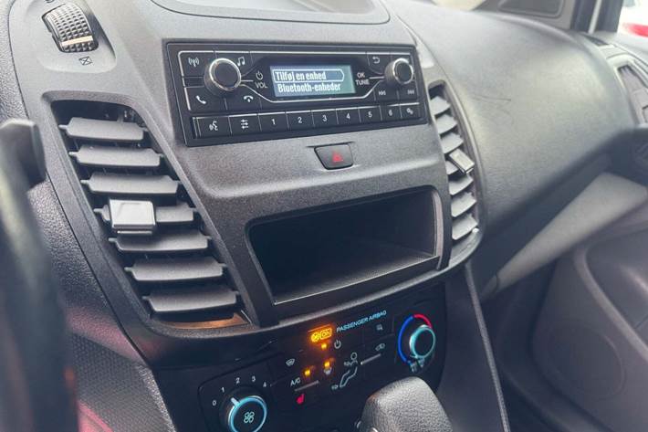 Hvid Ford Transit Connect fra 2020 set indefra