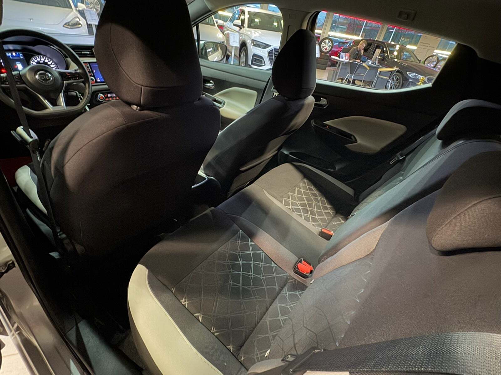 Sølv Nissan Micra fra 2019