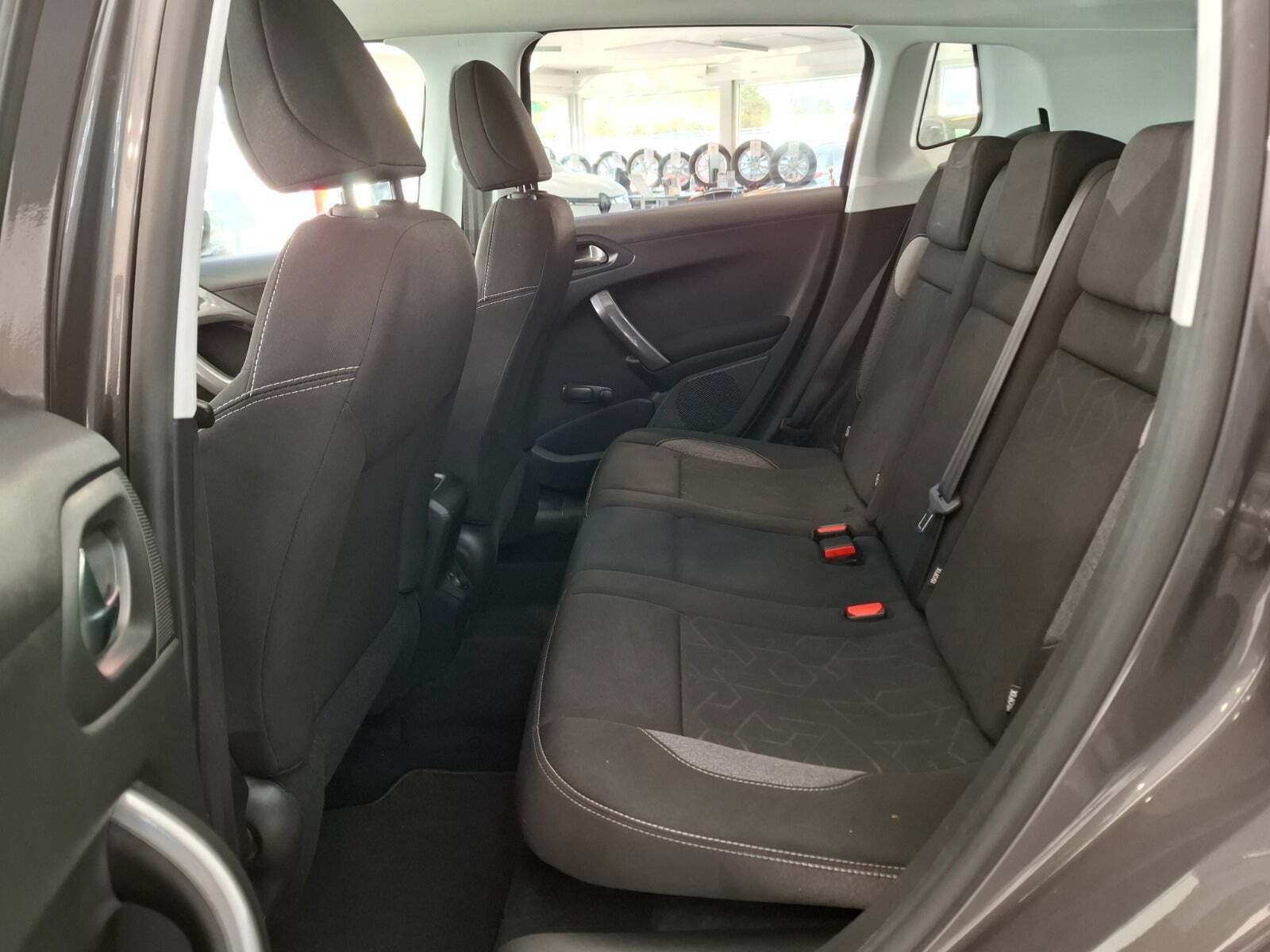 Grå Peugeot 2008 fra 2017