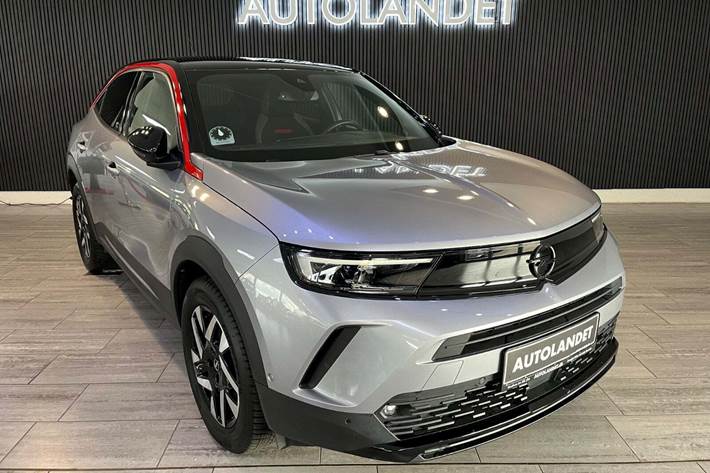 Grå Opel Mokka-e fra 2023 set udefra
