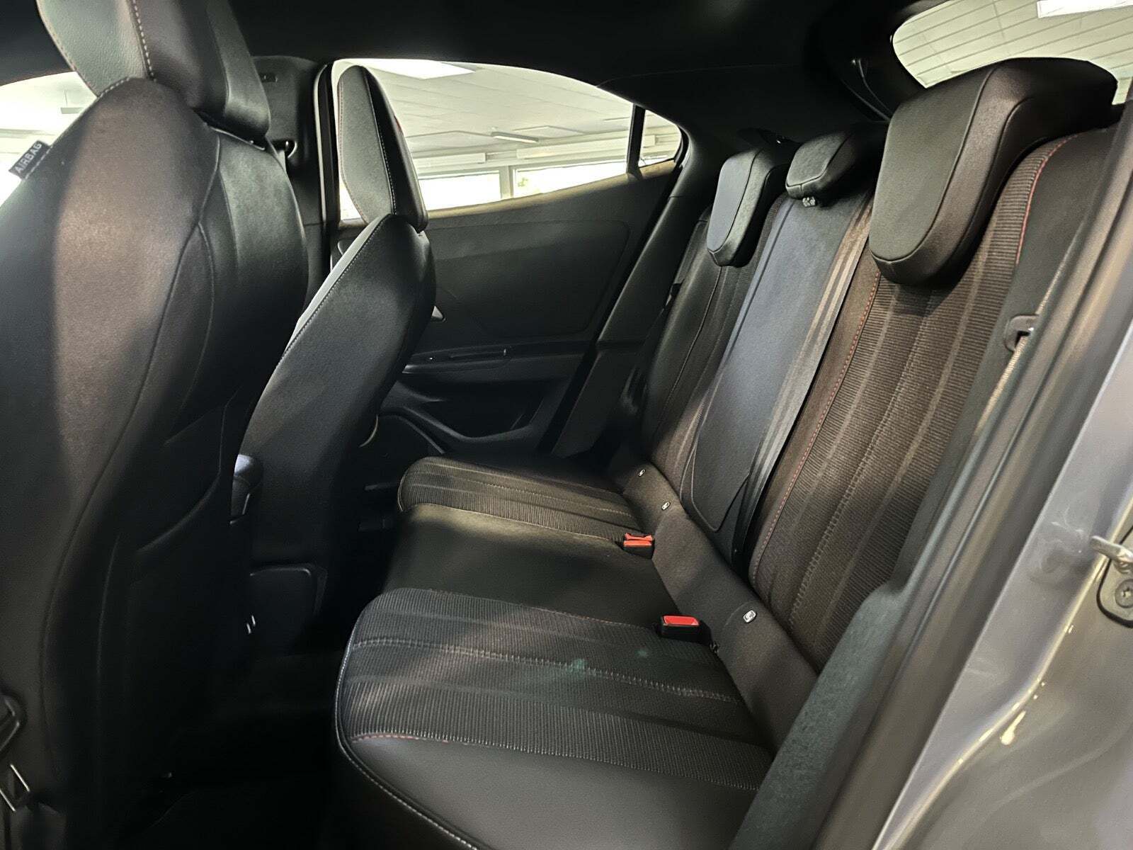 Grå Opel Mokka-e fra 2023