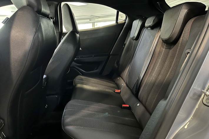 Grå Opel Mokka-e fra 2023