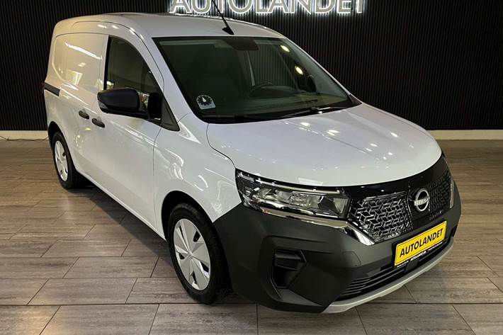 Hvid Nissan Townstar fra 2023 set udefra