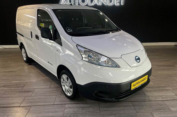 Hvid Nissan e-NV200 fra 2019 set udefra