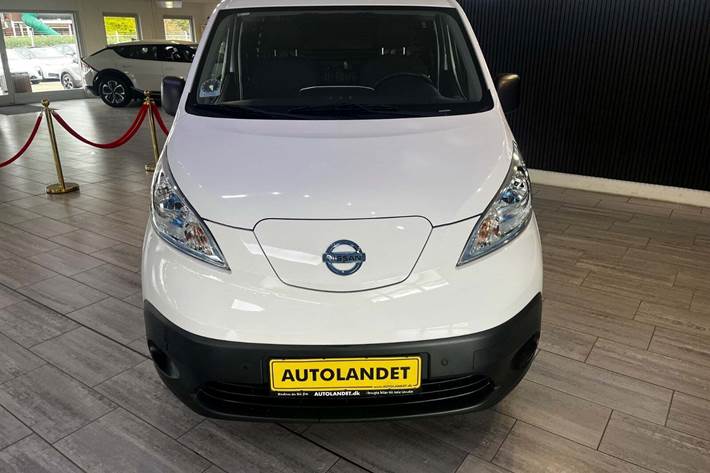 Hvid Nissan e-NV200 fra 2019 set udefra
