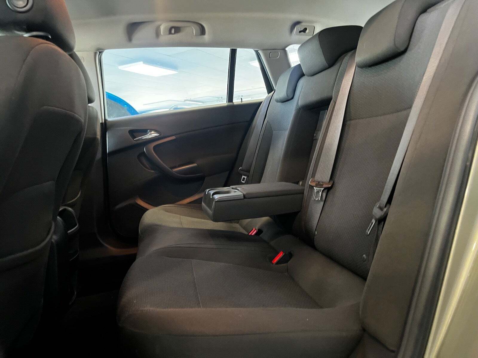 Beige Opel Insignia fra 2016