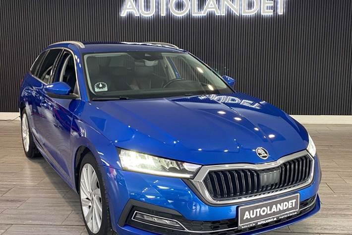 Blå Skoda Octavia fra 2021 set udefra