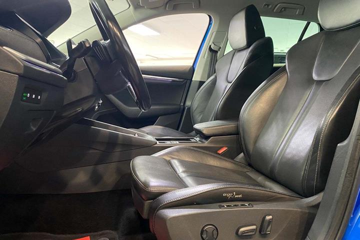 Blå Skoda Octavia fra 2021