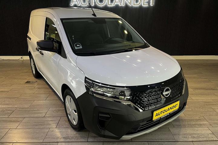 Hvid Nissan Townstar fra 2023 set udefra