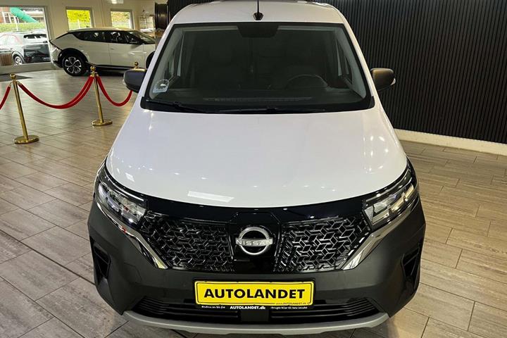 Hvid Nissan Townstar fra 2023 set udefra