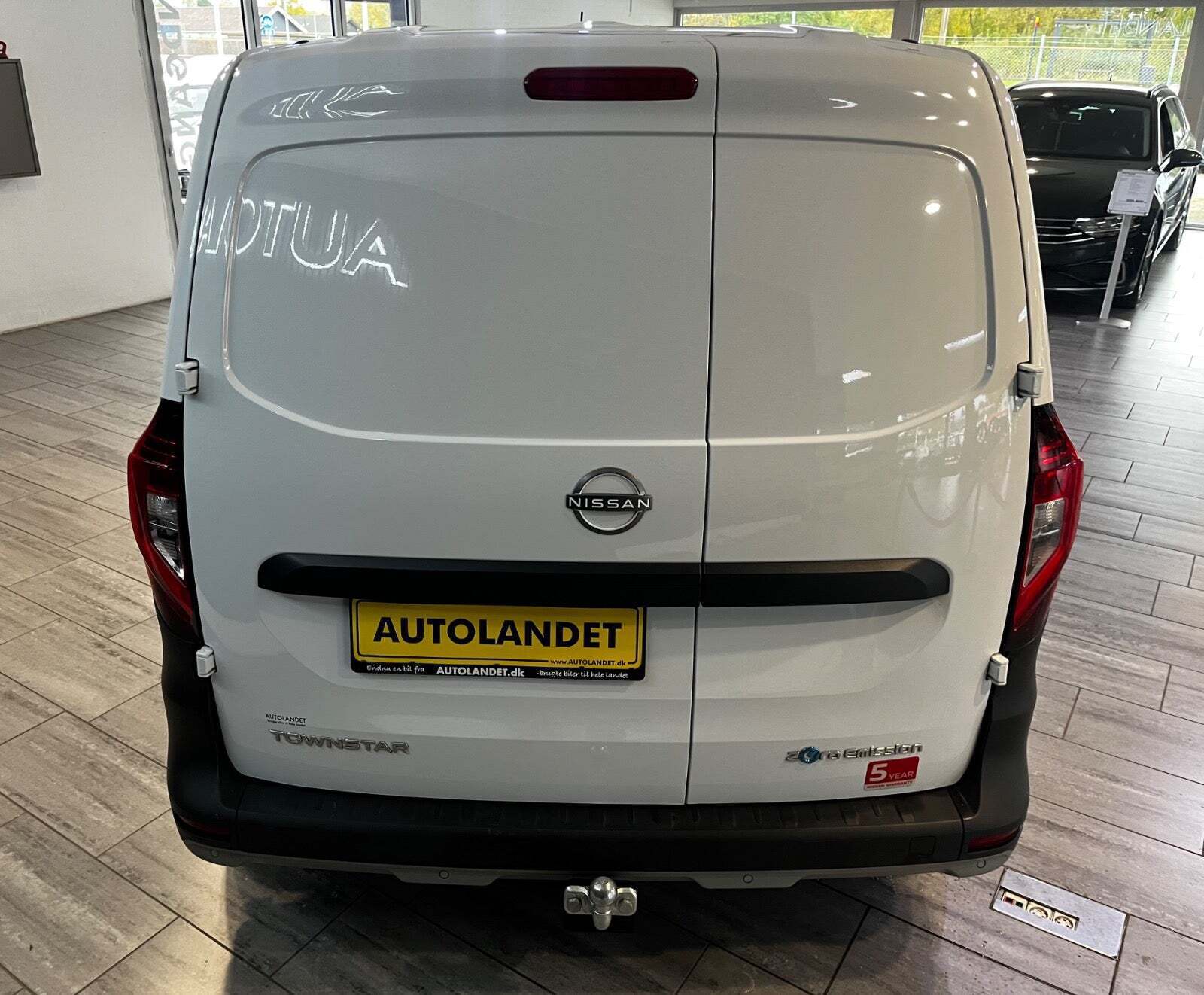 Hvid Nissan Townstar fra 2023 set udefra