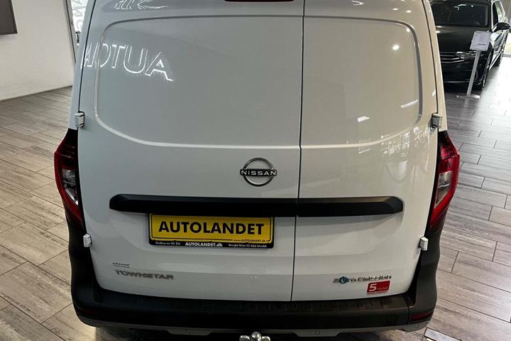 Hvid Nissan Townstar fra 2023 set udefra
