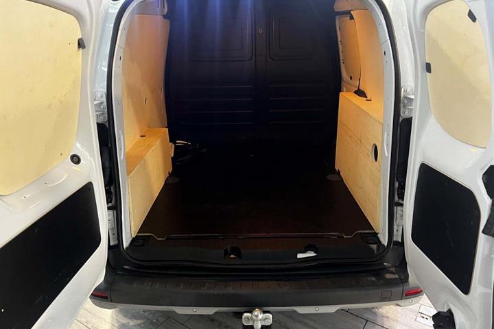 Hvid Nissan Townstar fra 2023 set udefra