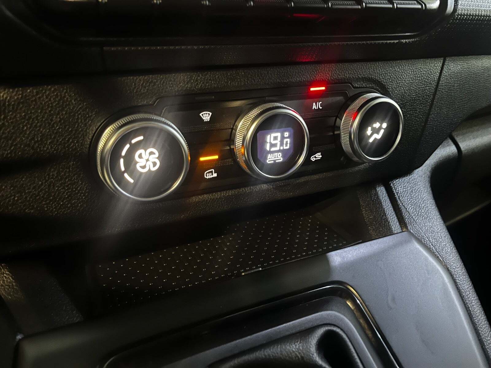 Hvid Nissan Townstar fra 2023
