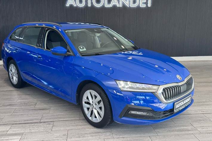 Blå Skoda Octavia fra 2022 set udefra