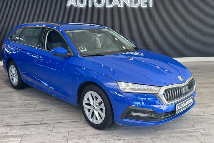 Blå Skoda Octavia fra 2022 set udefra