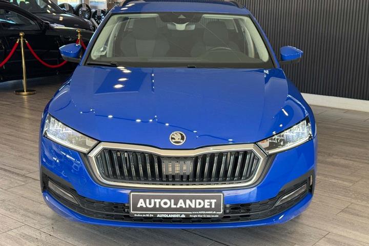 Blå Skoda Octavia fra 2022