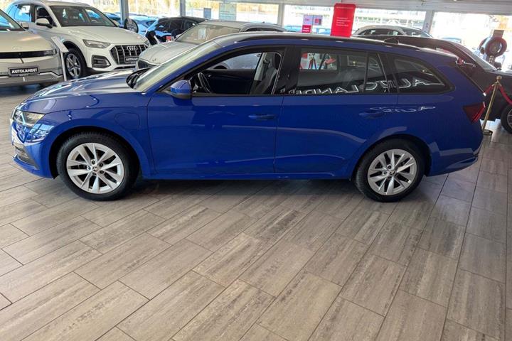 Blå Skoda Octavia fra 2022