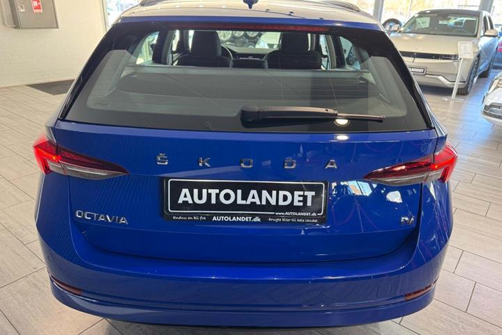 Blå Skoda Octavia fra 2022