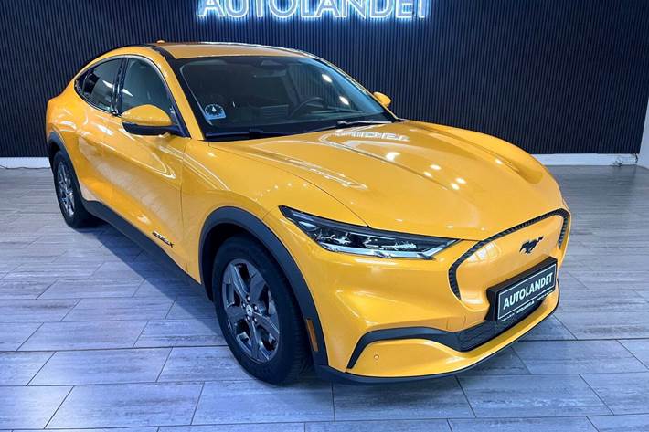 Orange Ford Mustang Mach-E fra 2023 set udefra