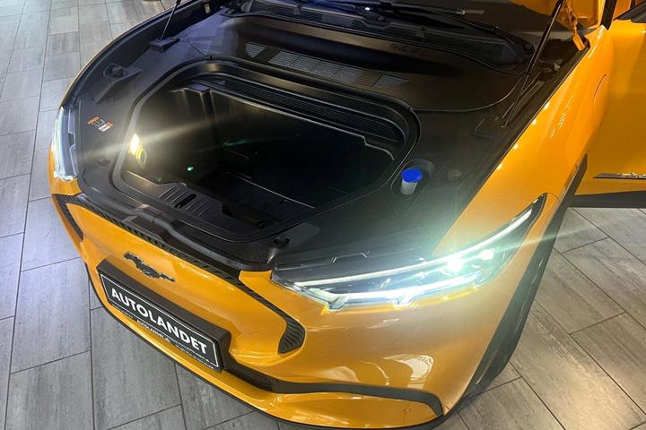 Orange Ford Mustang Mach-E fra 2023