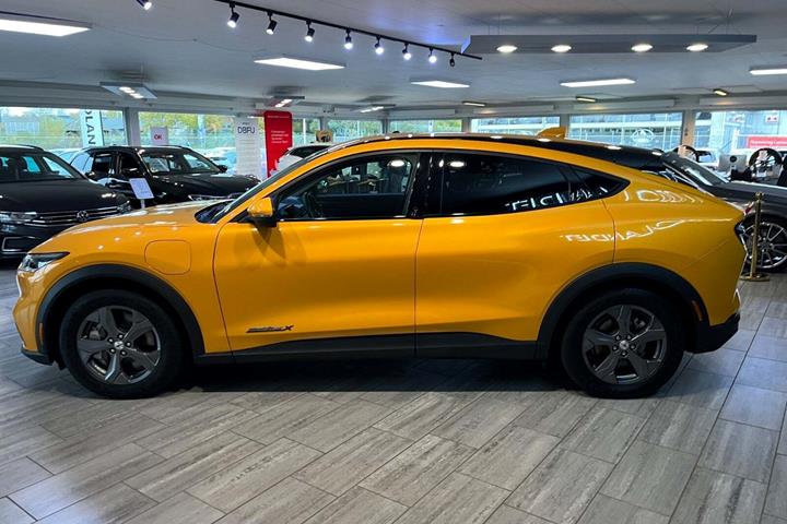 Orange Ford Mustang Mach-E fra 2023