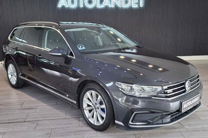 Sort VW Passat fra 2021 set udefra