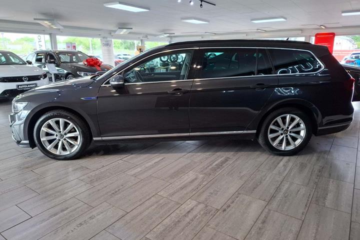 Sort VW Passat fra 2021