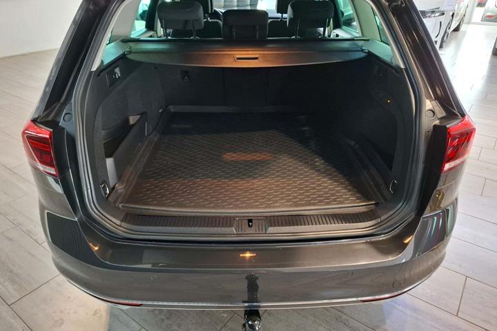 Sort VW Passat fra 2021