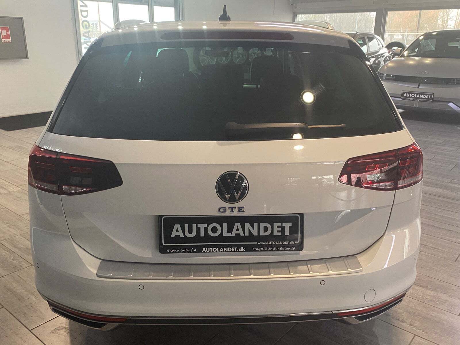 Hvid VW Passat fra 2020