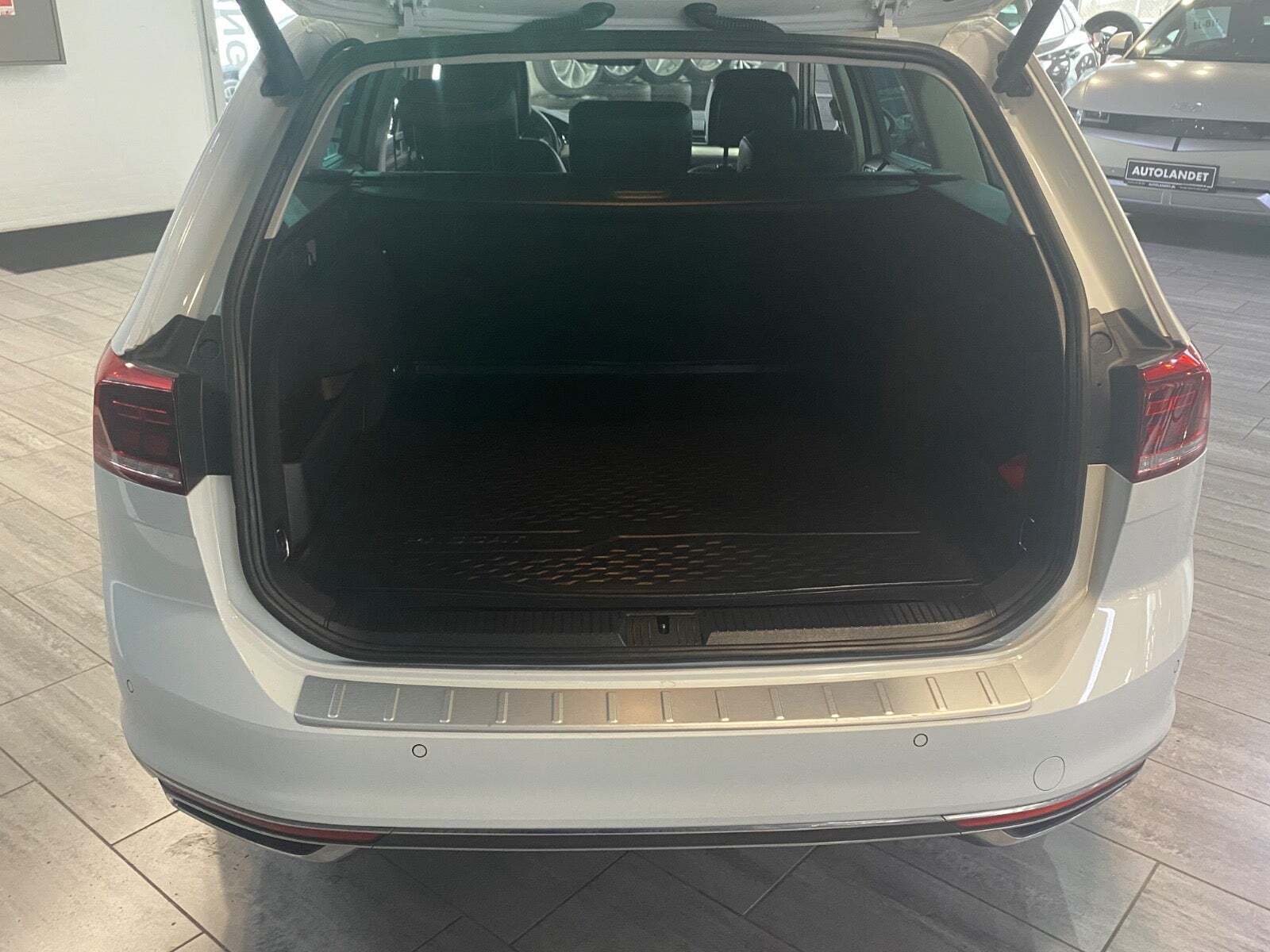 Hvid VW Passat fra 2020