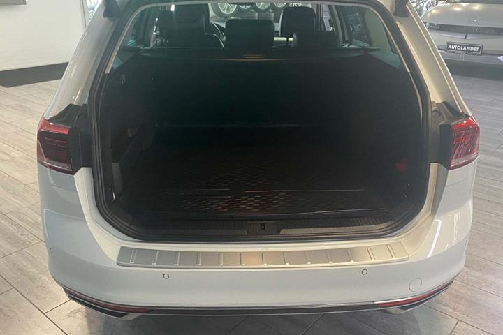 Hvid VW Passat fra 2020