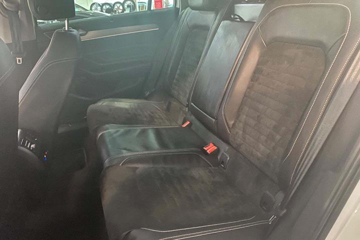 Hvid VW Passat fra 2020