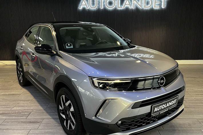 Grå Opel Mokka-e fra 2023 set udefra