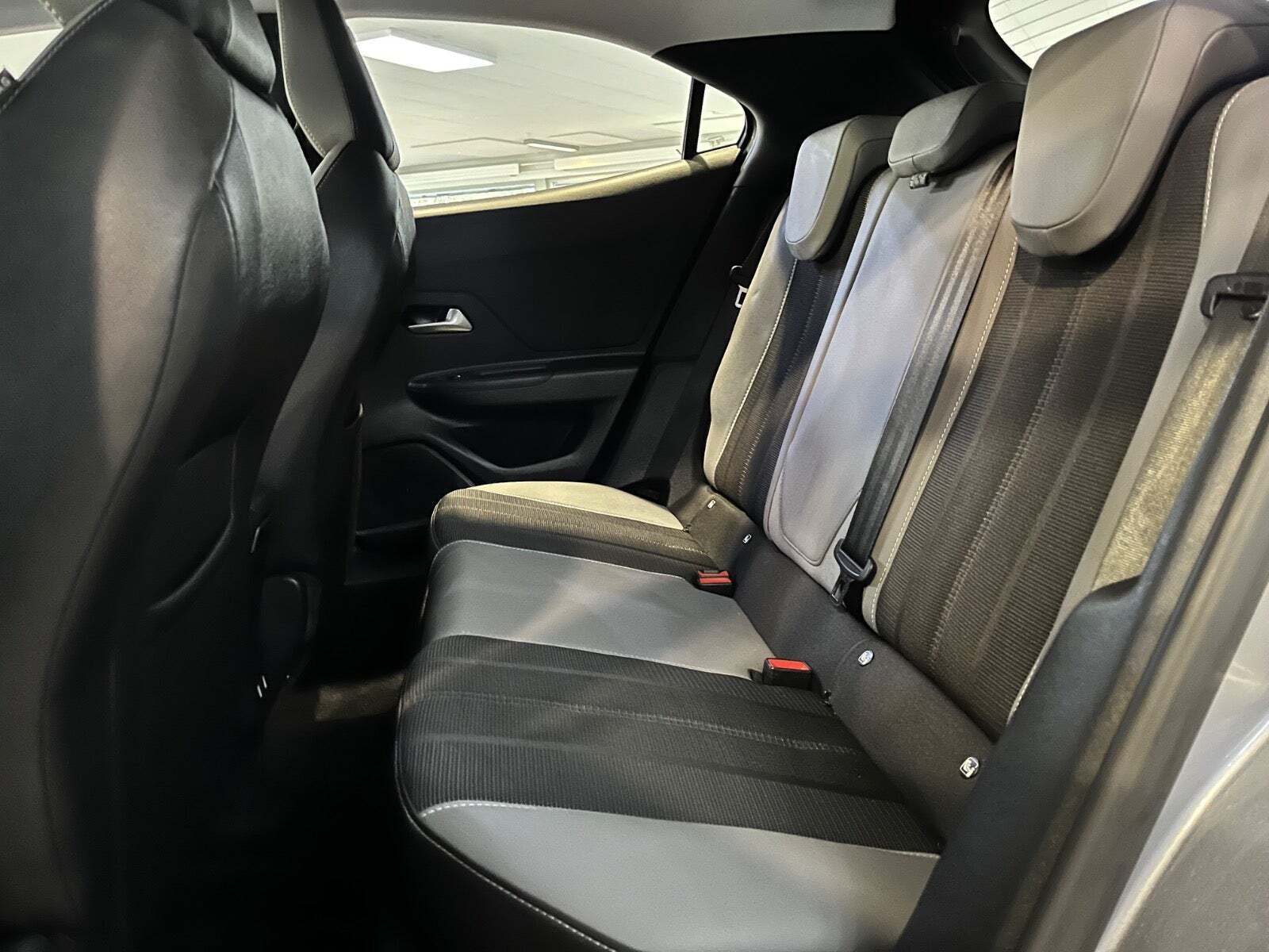 Grå Opel Mokka-e fra 2023